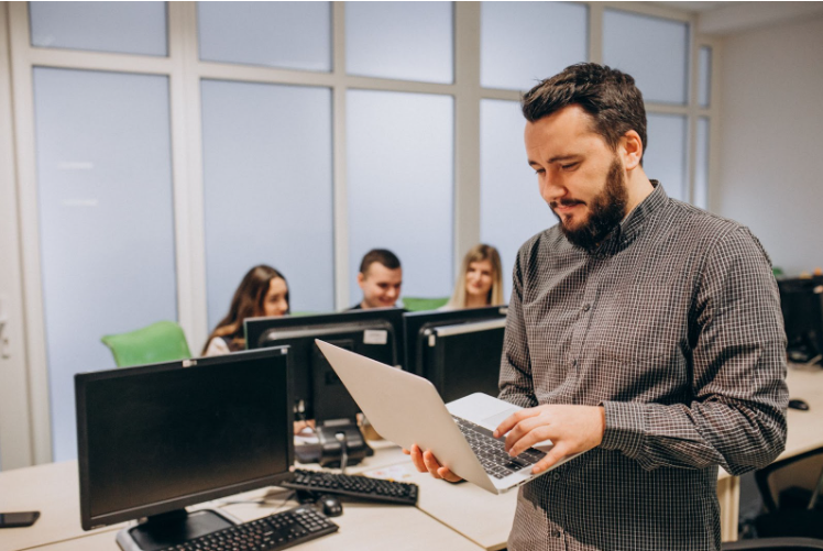 Qu'est ce qu'un ingénieur informatique ? Son rôle en 2026