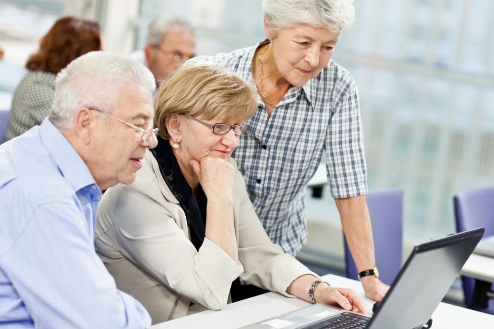 De nombreux seniors français veulent prendre des cours d’informatique
